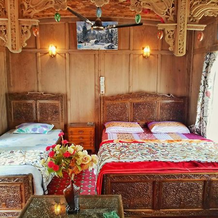 Готель New Bul Bul Group Of Houseboats Srinagar Durgjan Екстер'єр фото