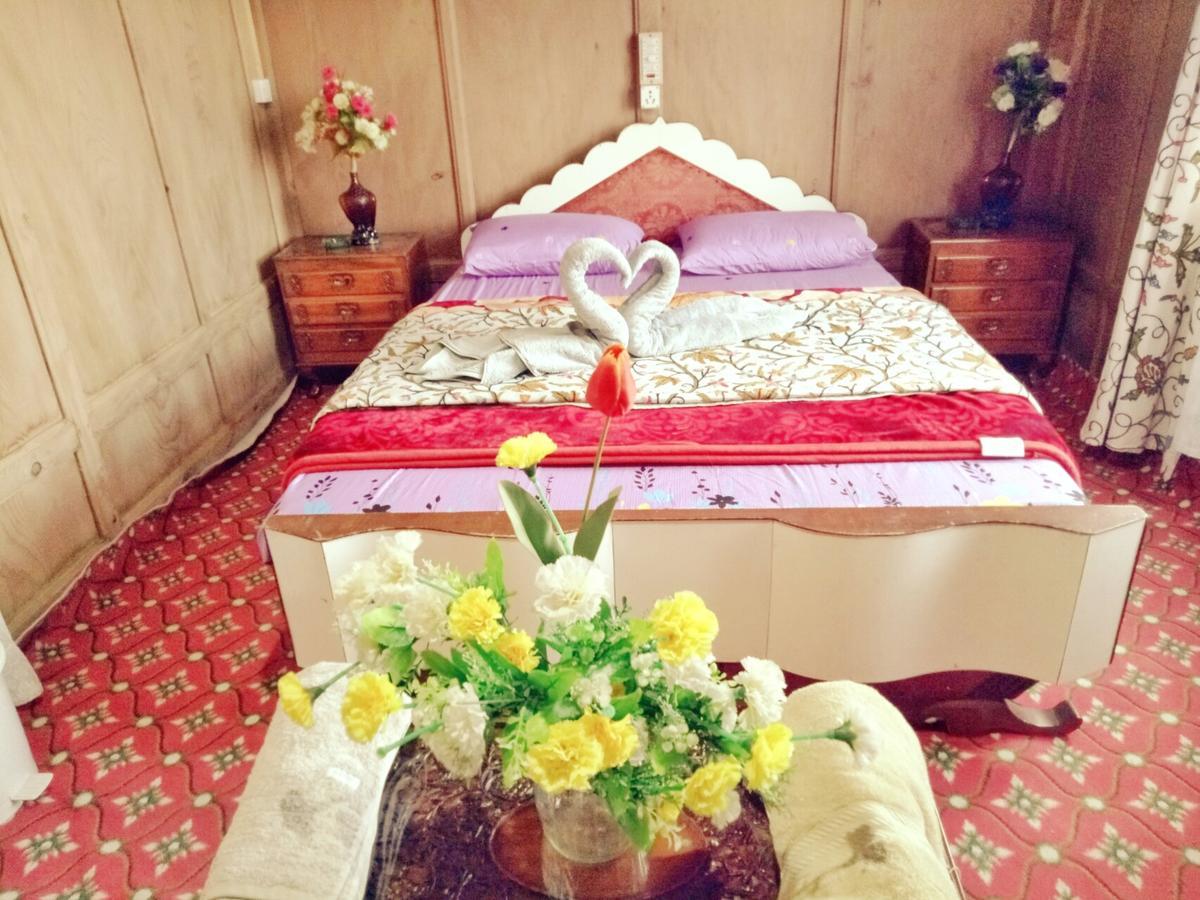 Готель New Bul Bul Group Of Houseboats Srinagar Durgjan Екстер'єр фото