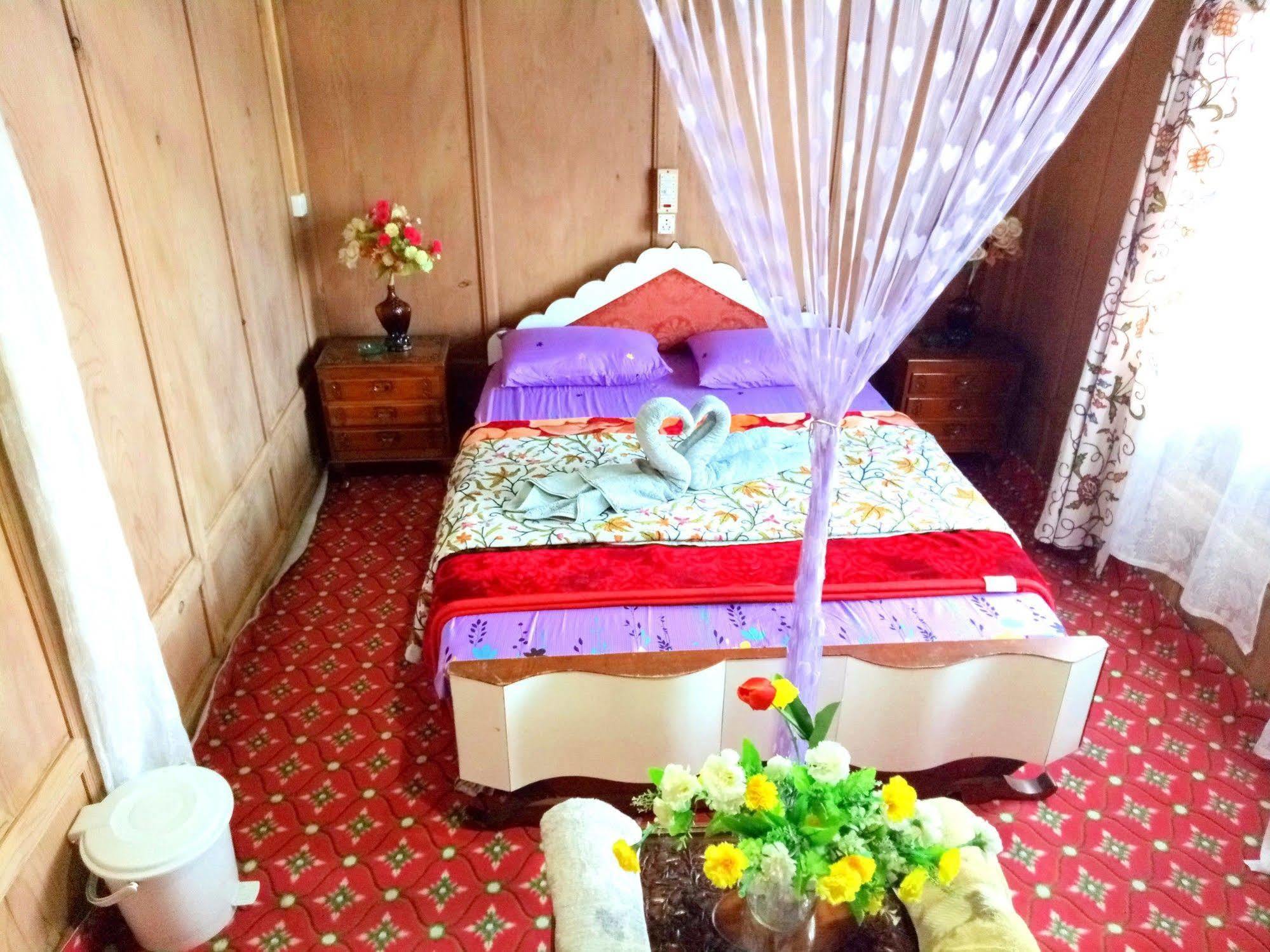 Готель New Bul Bul Group Of Houseboats Srinagar Durgjan Екстер'єр фото