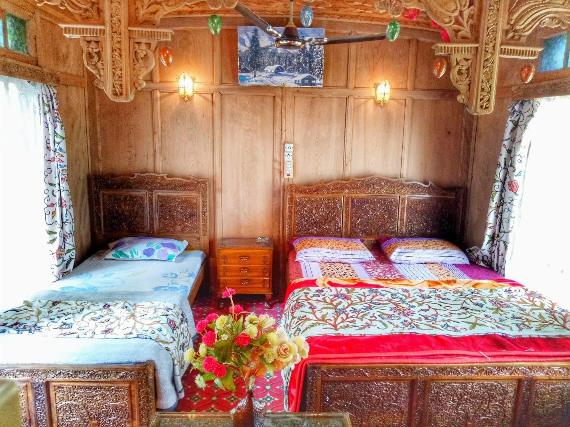 Готель New Bul Bul Group Of Houseboats Srinagar Durgjan Екстер'єр фото