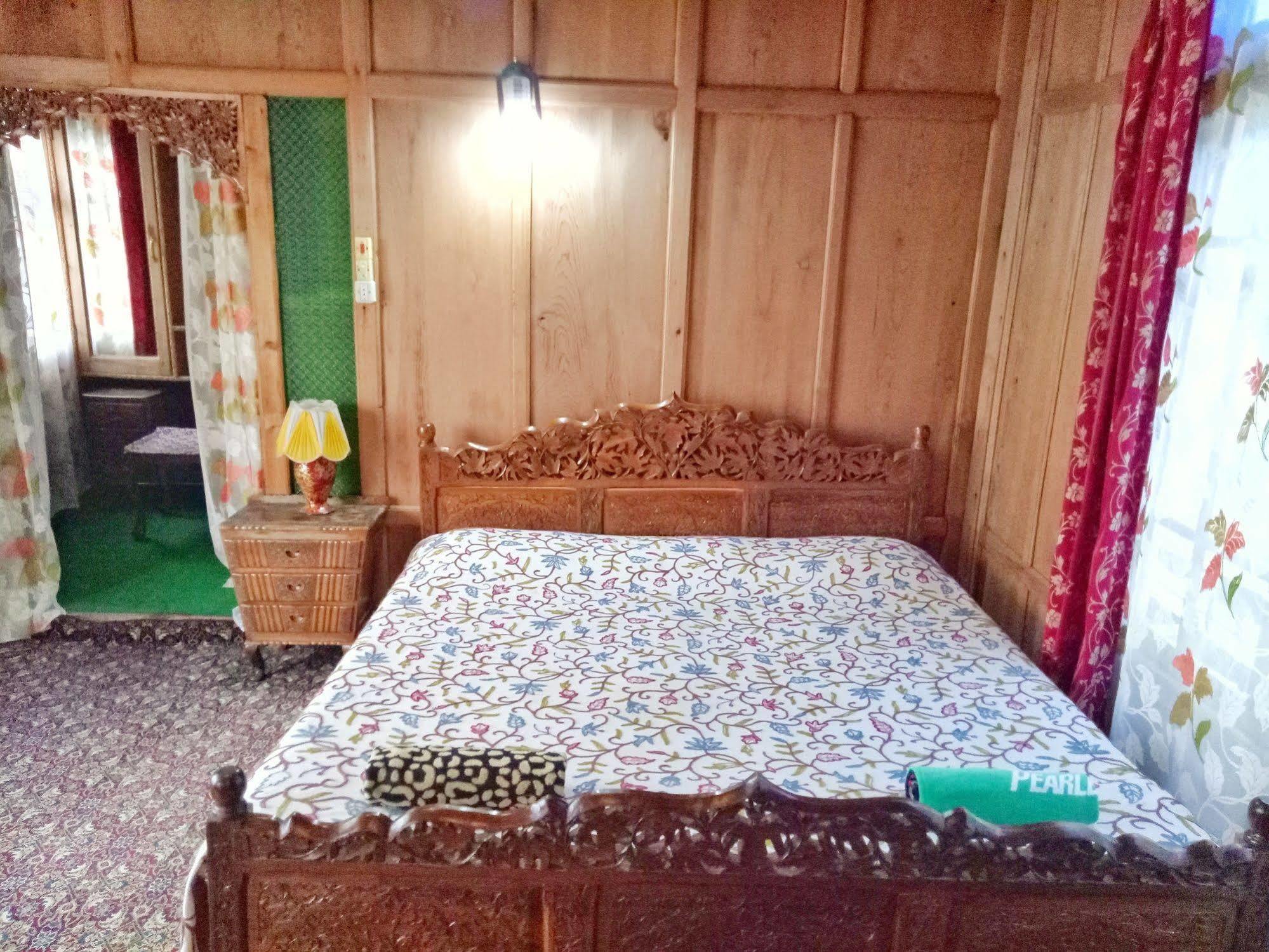 Готель New Bul Bul Group Of Houseboats Srinagar Durgjan Екстер'єр фото
