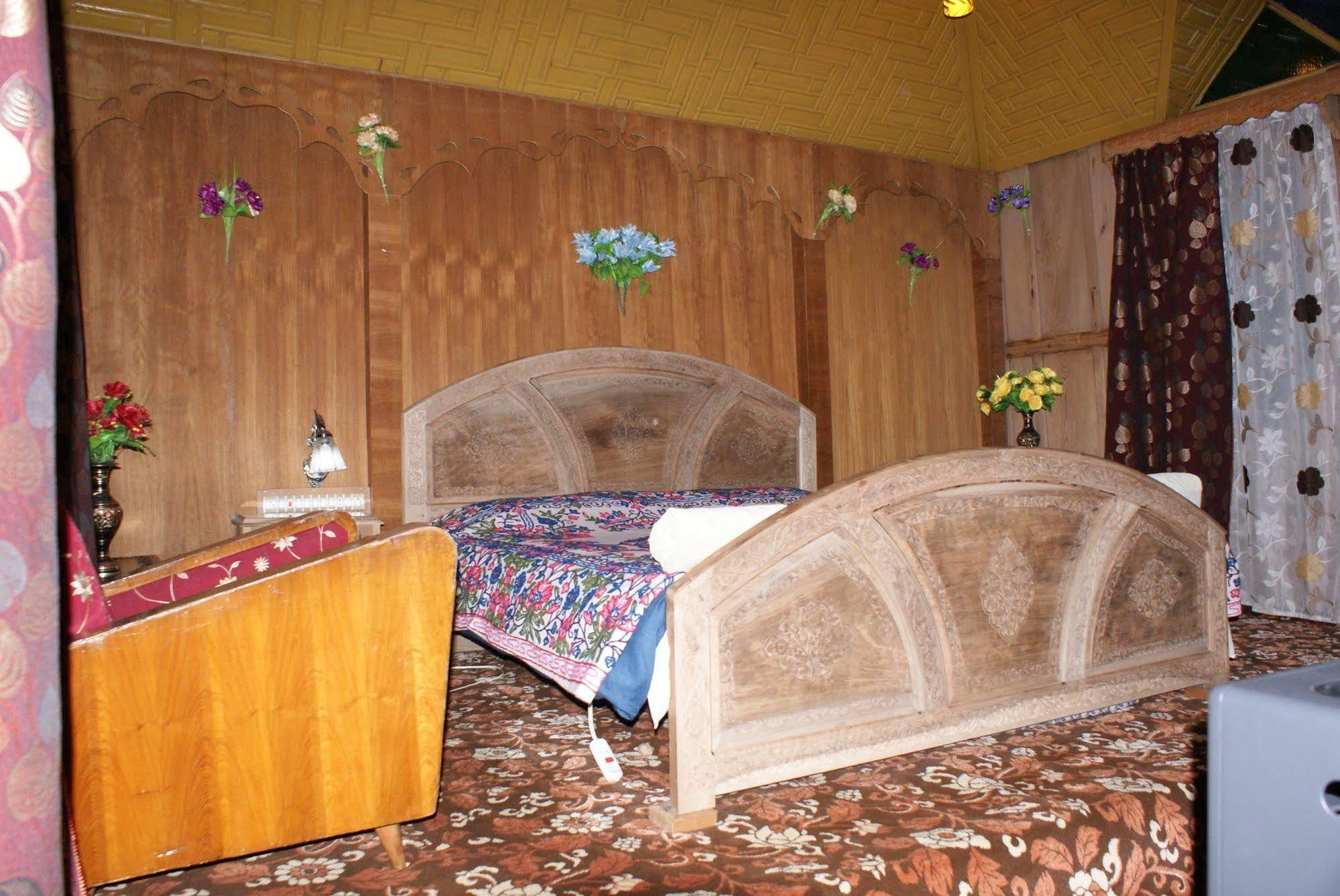 Готель New Bul Bul Group Of Houseboats Srinagar Durgjan Екстер'єр фото