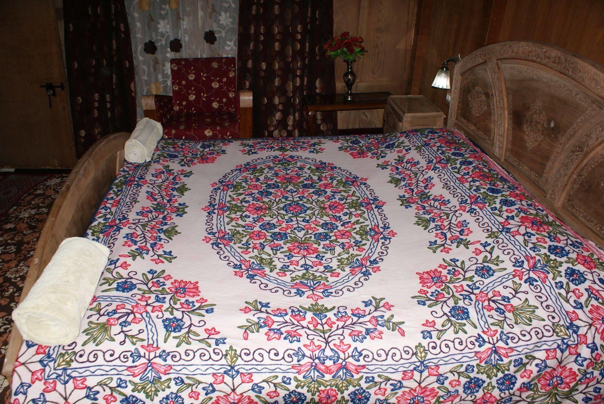 Готель New Bul Bul Group Of Houseboats Srinagar Durgjan Екстер'єр фото